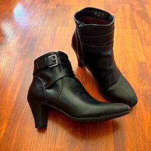 Womens LIFE STRIDE~BLACK ANKLE
BOOTS~NEW~YOYO Faux
Leather Booties Zip Up